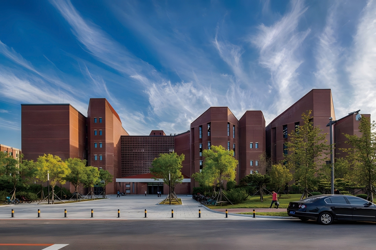 科研建筑对于多数设计师而言是相对陌生的建筑类型,因此,研究式设计和